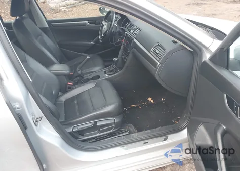 2017 Volkswagen Passat 1.8T R-Line z USA, uszkodzony, nr VIN 1VWDT7A37HC085243